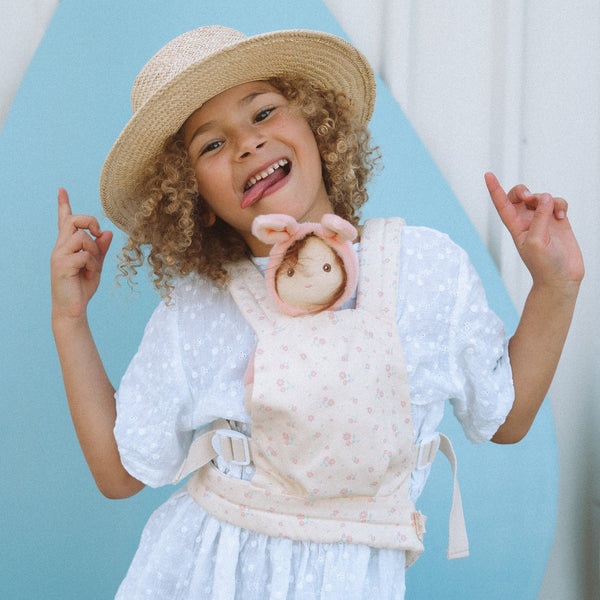 This flower printed doll carrier features adjustable straps and a snug fit, ideal for kids to carry their dolls comfortably.The perfect doll accessory for kids imaginative play.