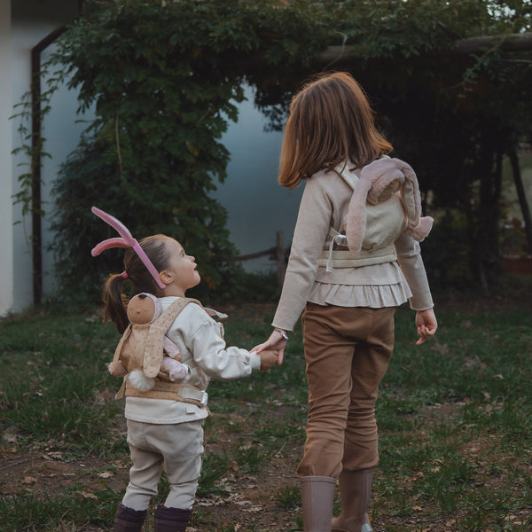 This flower printed doll carrier features adjustable straps and a snug fit, ideal for kids to carry their dolls comfortably.The perfect doll accessory for kids imaginative play.