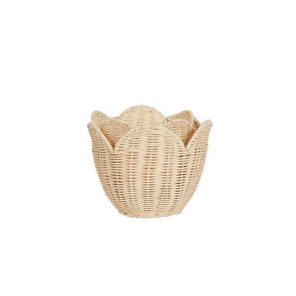 Scalloped edge handwoven rattan basket set. Off-white nesting baskets perfect for storing dolls, toys, baby essentials and everything in between in your nursery or kids bedroom.